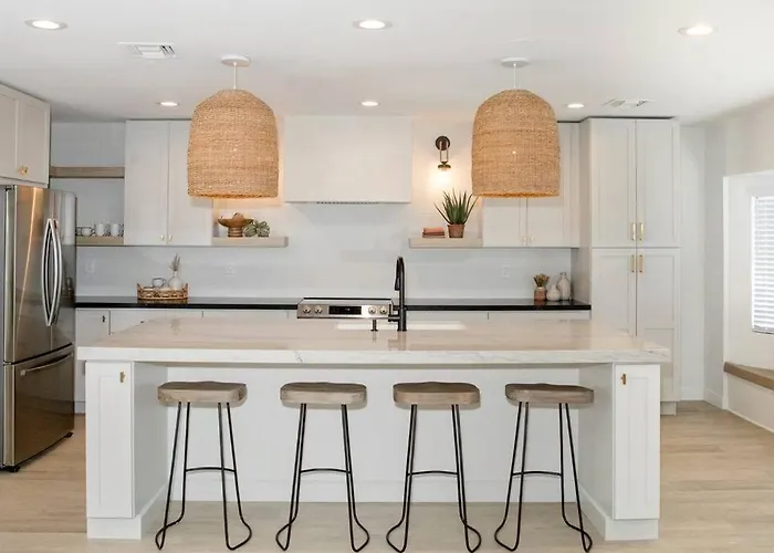 Holiday home Modern W Heated Pool & Outdoor Kitchen *